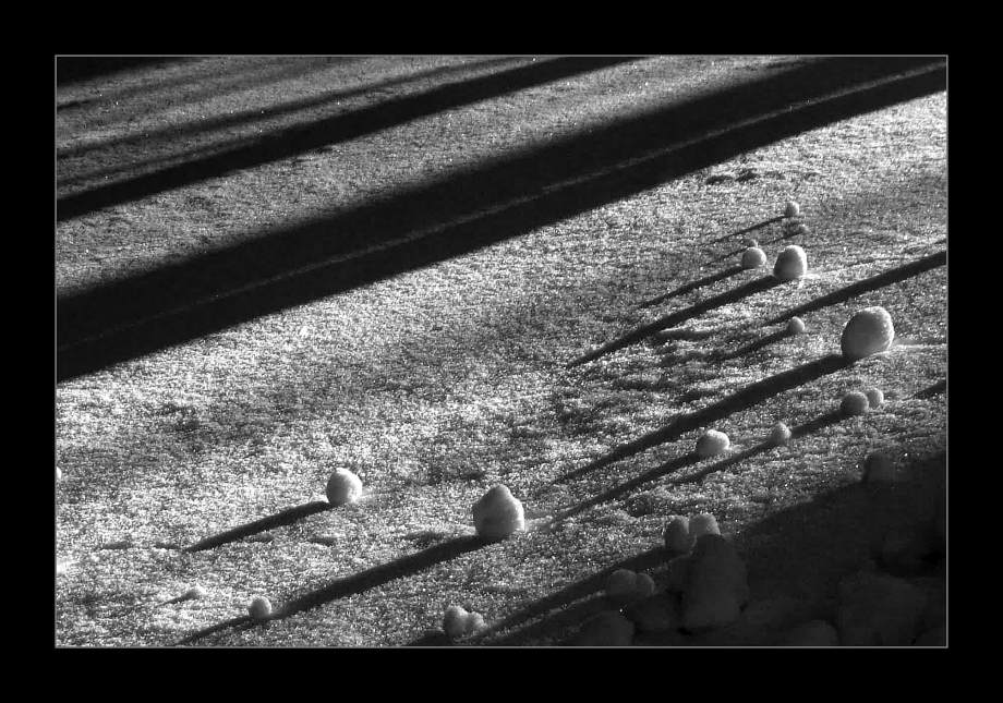 Schneekügelchen mit Schatten, Irgendwo 2000