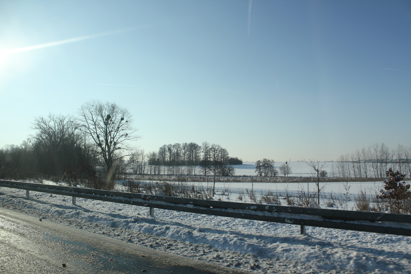 Schneelandschaft an der Autobahn