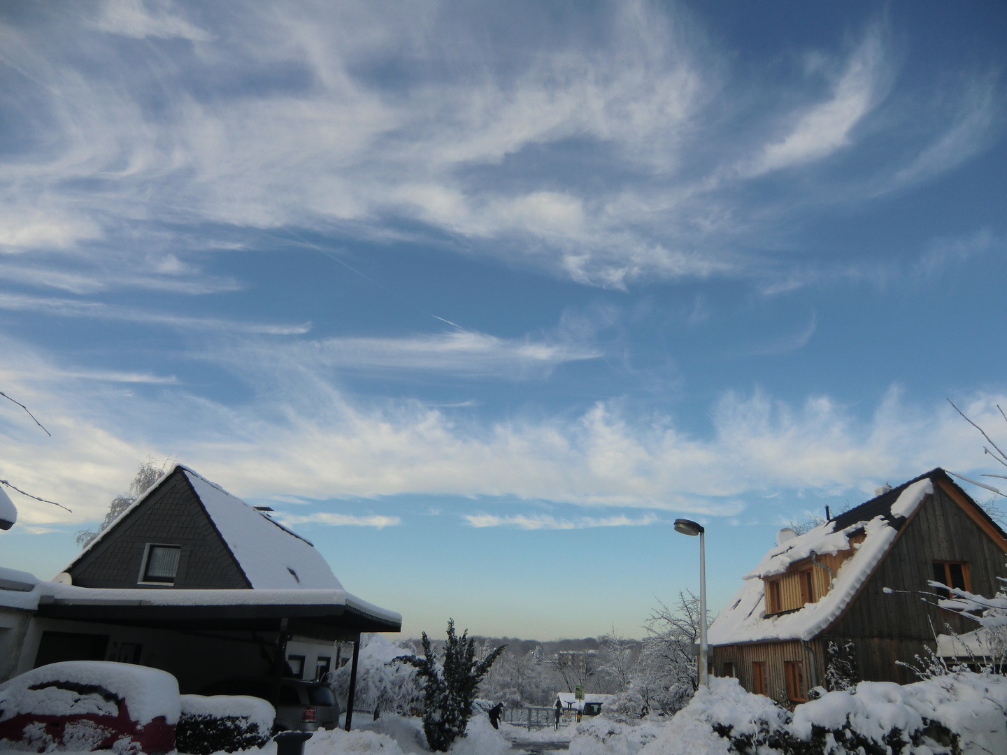 Schneelandschaft mit schönem Himmel