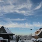 Schneelandschaft mit schönem Himmel