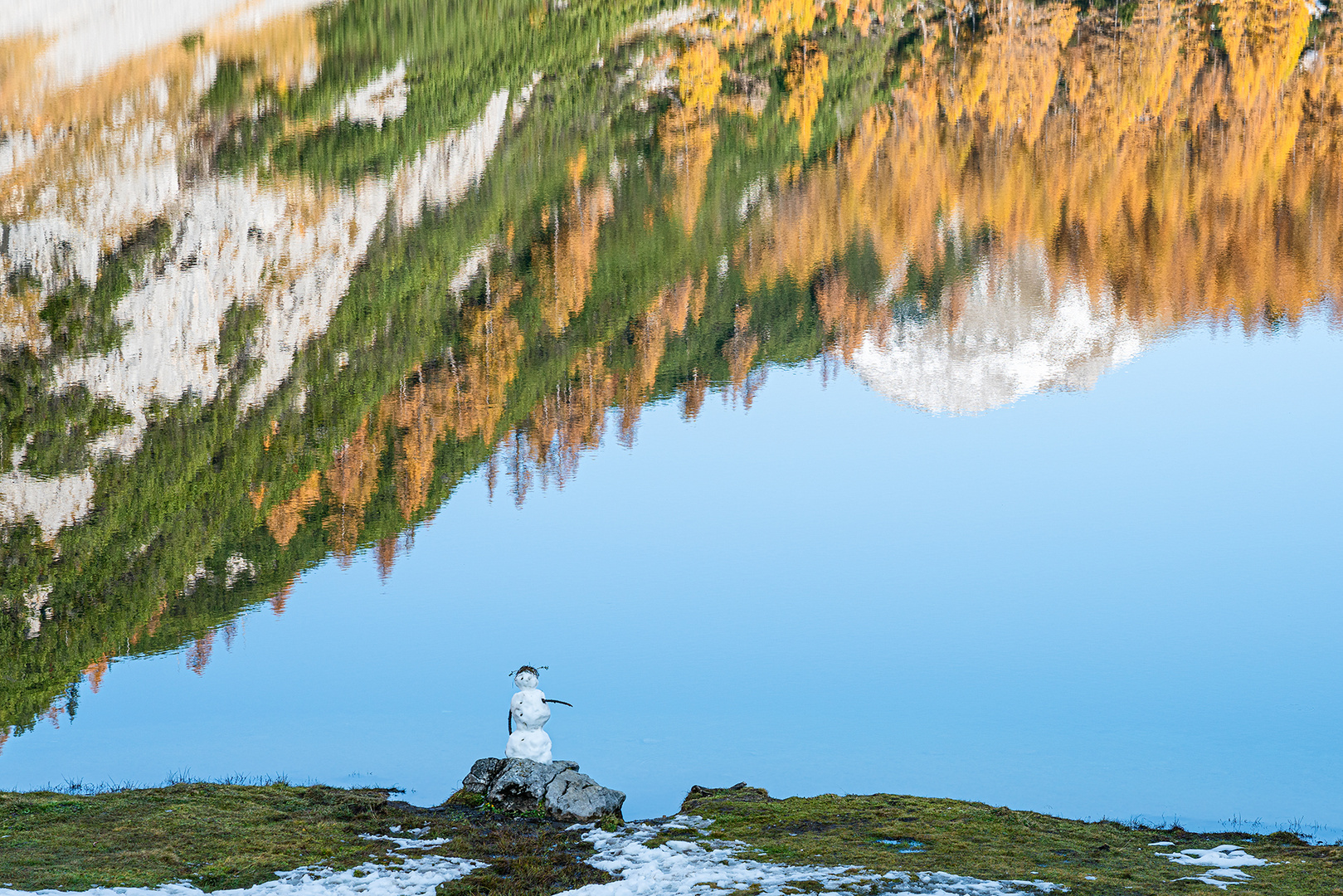 Schneemann am Bergsee