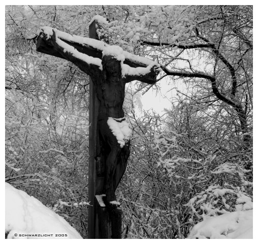 Schneemann am Kreuz