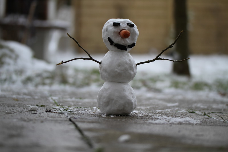 Schneemann auf der Terrasse