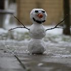 Schneemann auf der Terrasse