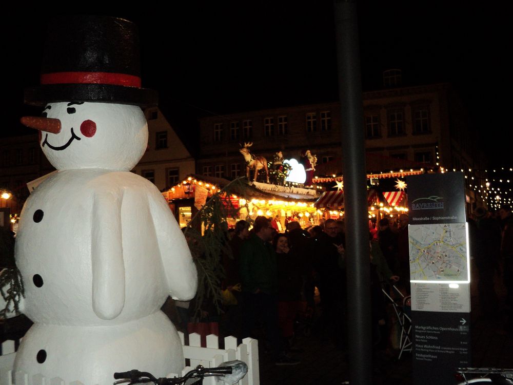 Schneemann kündigt Christkind auf dem Rentierschlitten an