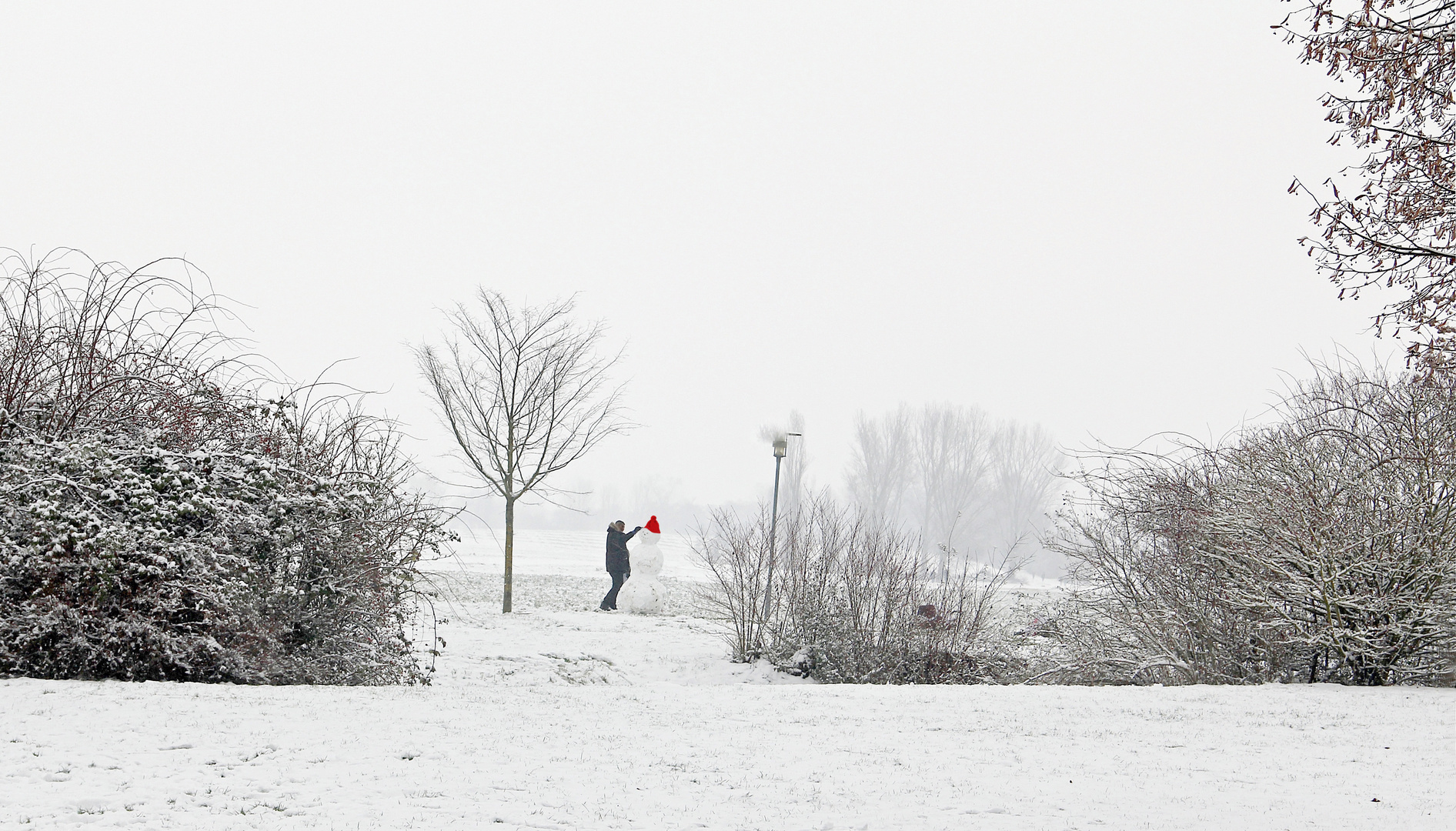 Schneemann mit roter Mütze