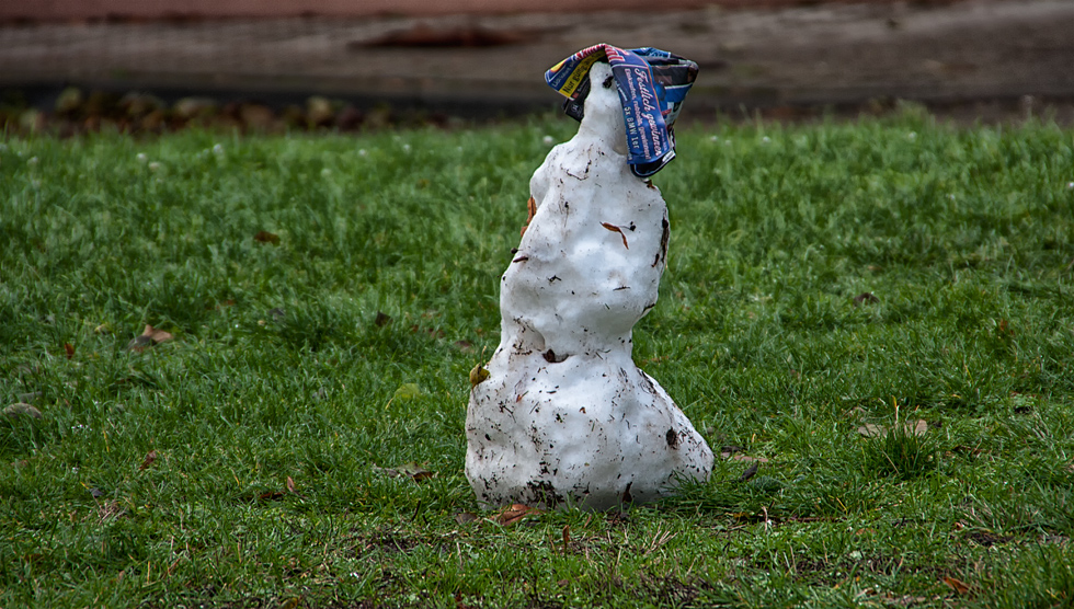 Schneemann ohne Schnee... Foto & Bild jahreszeiten, winter, magdeburg
