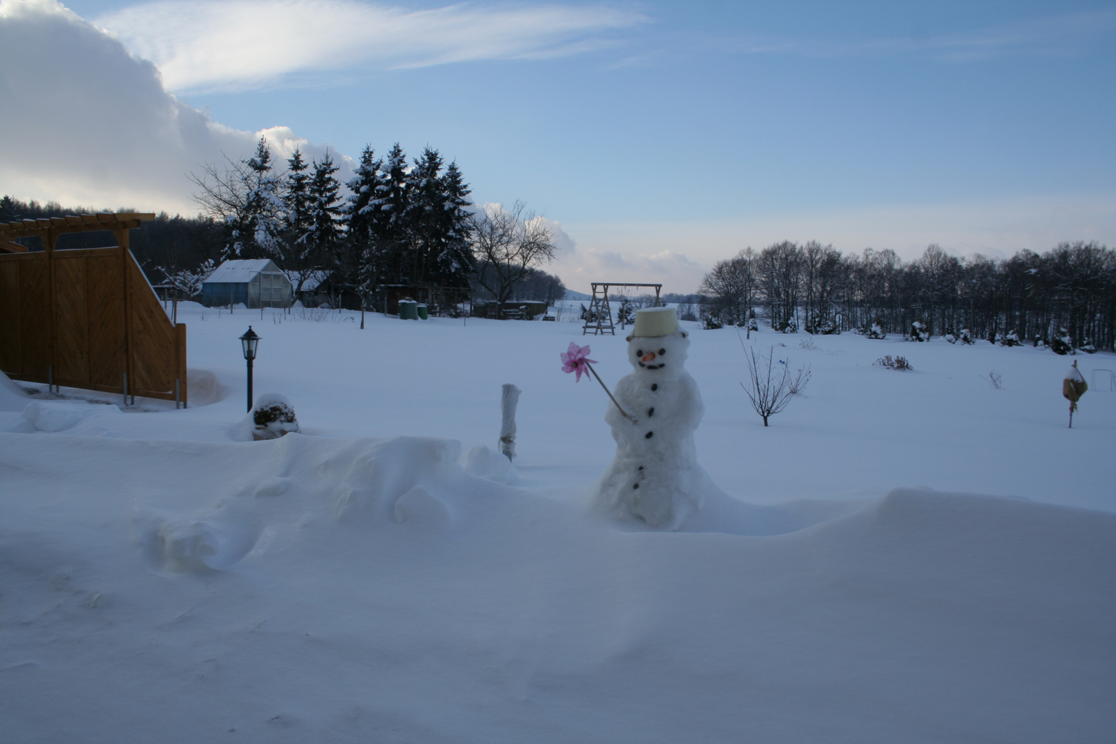 Schneemann vor dem Fenster