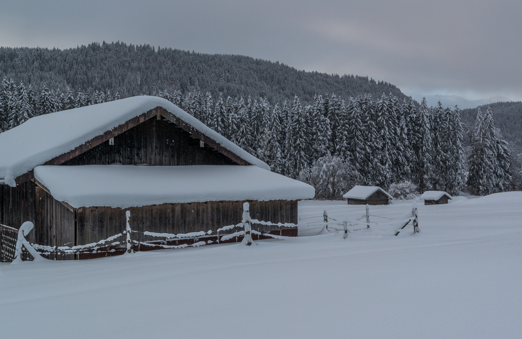 Schneemassen und eisige Kälte