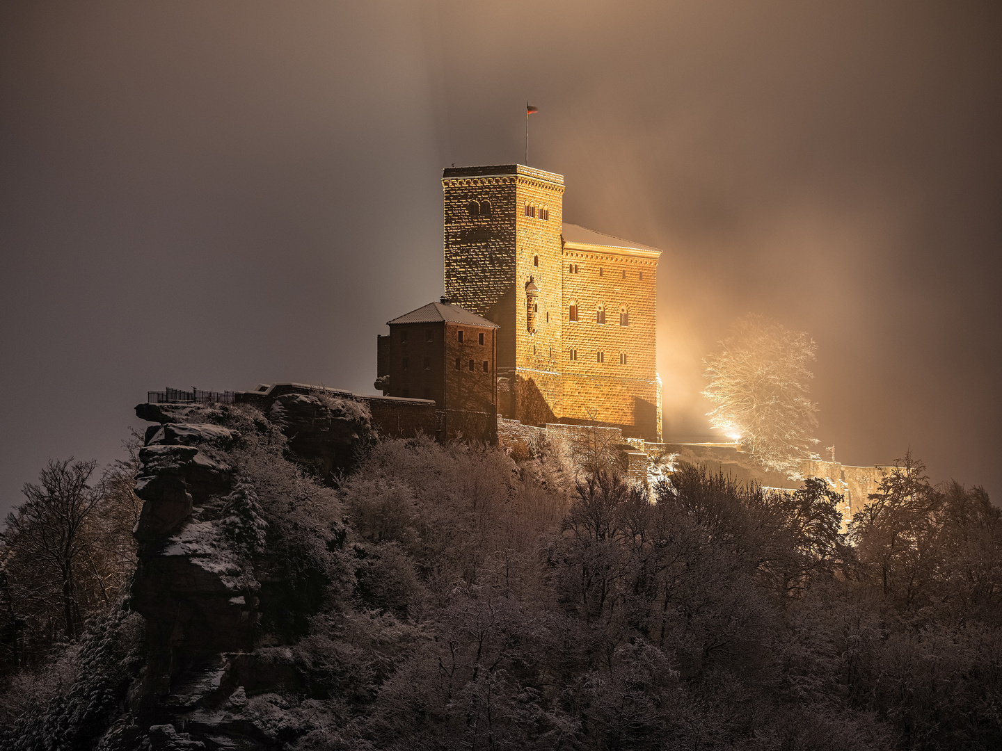 Schneenacht am Trifels