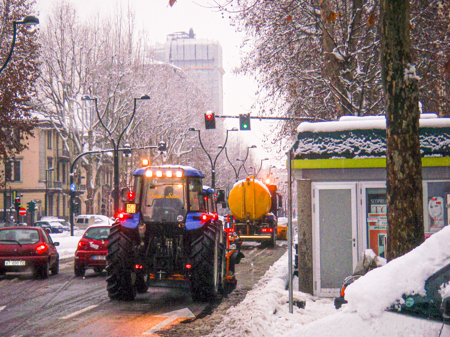 Schneepflug Traktor und Salzstreuer LKW 