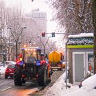 Schneepflug Traktor und Salzstreuer LKW 