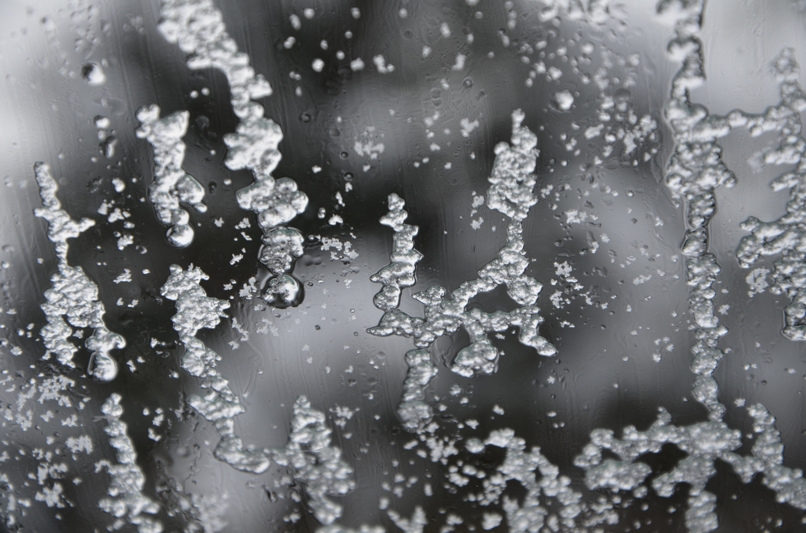 Schneeregen am Fenster