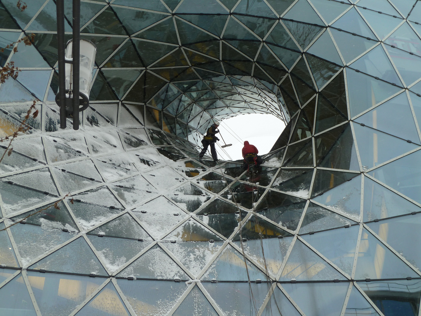 Schneereinigung im "Loch" des Kaufhauses Zeil Frankfurt