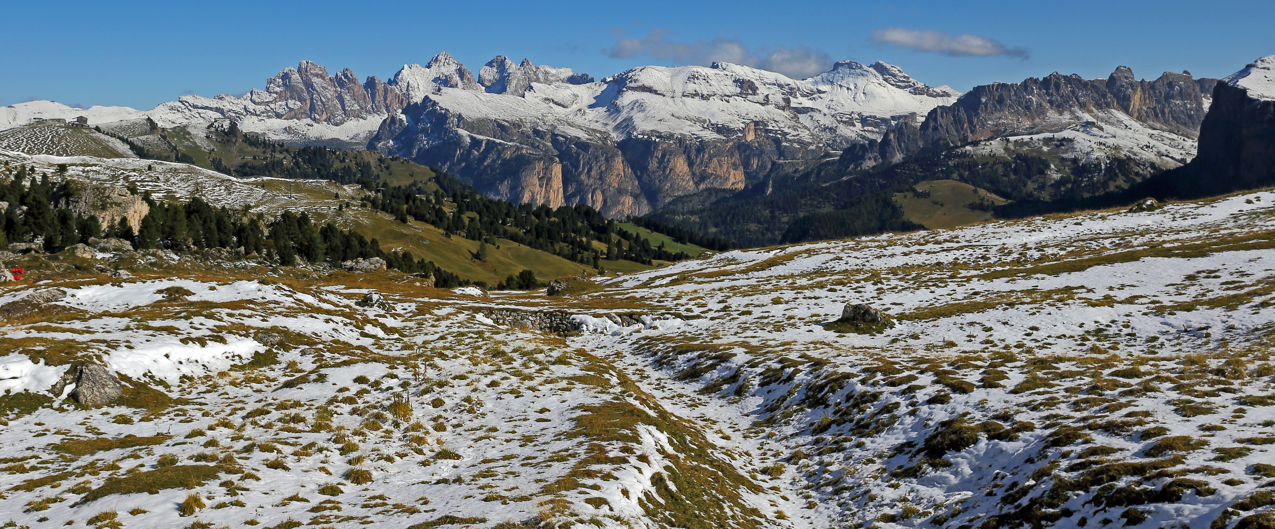 Schneereste am Ankunftstag in den Dolomiten auf dem Sellapass...