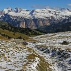 Schneereste am Ankunftstag in den Dolomiten auf dem Sellapass...