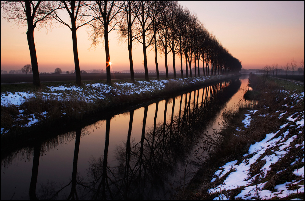 Schneereste am Kanal