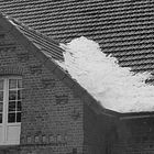 Schneereste auf dem Dach - wie lange liegt der Schnee wohl noch
