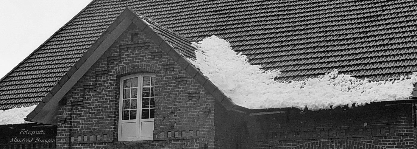 Schneereste auf dem Dach - wie lange liegt der Schnee wohl noch