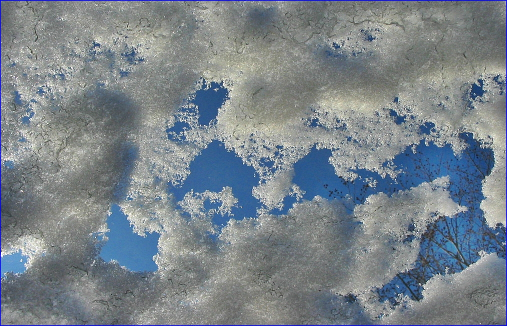 Schneereste auf dem Dachfenster