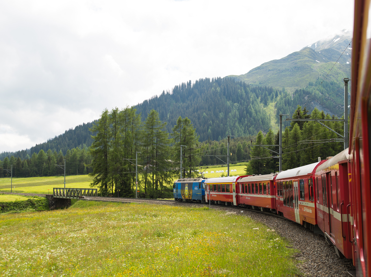 Schneereste und blühende Landschaften