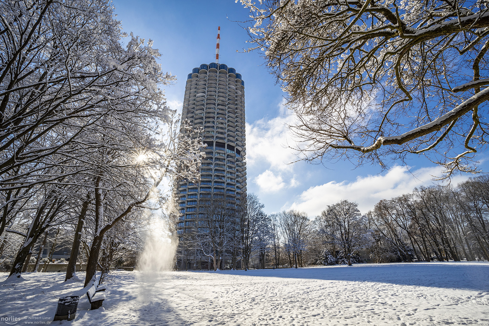 Schneerieseln am Hotelturm