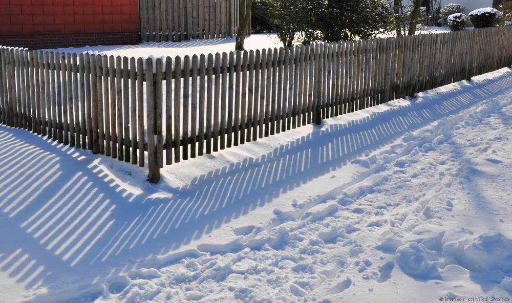 Schneeschatten an Rot