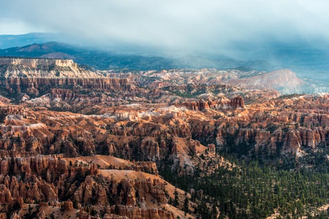 Schneeschauer über dem Bryce Canyon