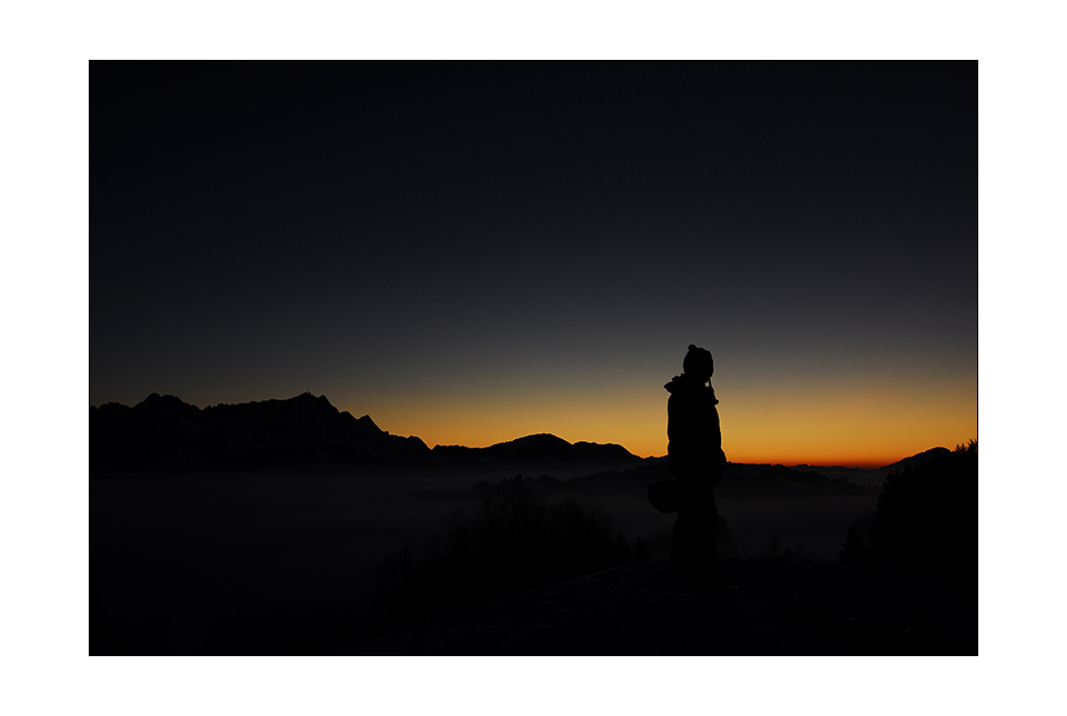 Schneeschuhlaufen bei Sonnenuntergang