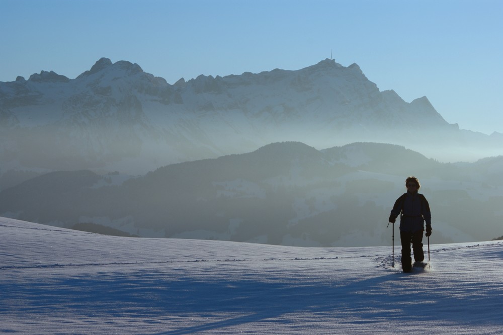 Schneeschuhlaufen in den letzten Sonnenstrahlen