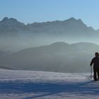 Schneeschuhlaufen in den letzten Sonnenstrahlen