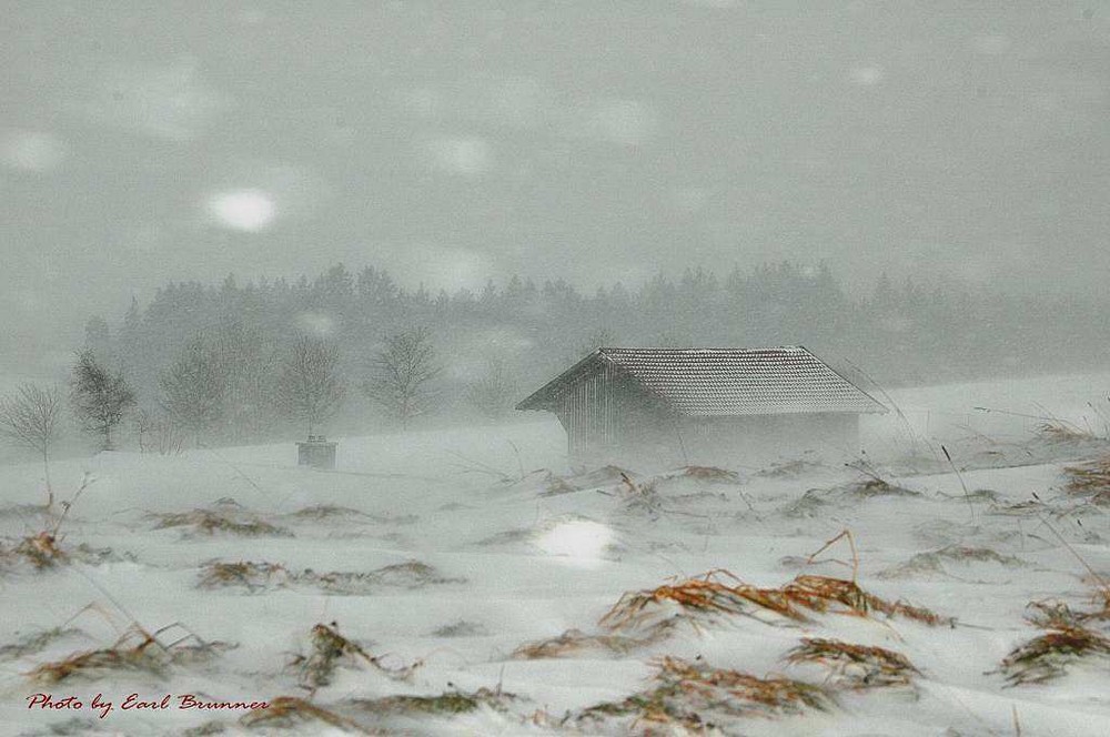 Schneesturm auf der hohen Schulter auf knapp 1000m.