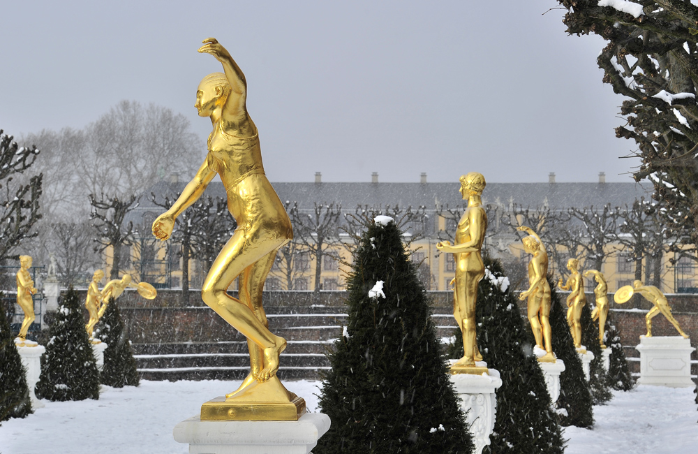 Schneetänzer - Goldene Figuren in den Herrenhäuser Gärten