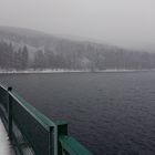 Schneeteiben über Talsperrenmauer Ende Februar