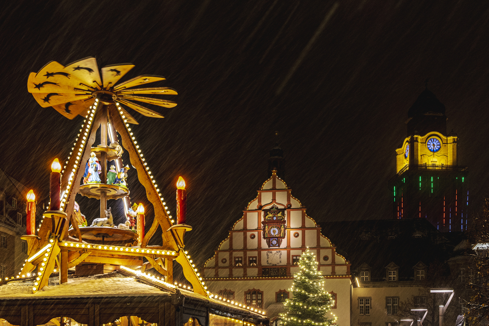 Schneetreiben auf dem Weihnachtsmarkt