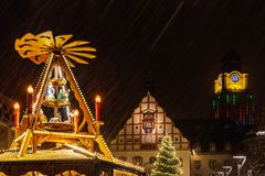 Schneetreiben auf dem Weihnachtsmarkt