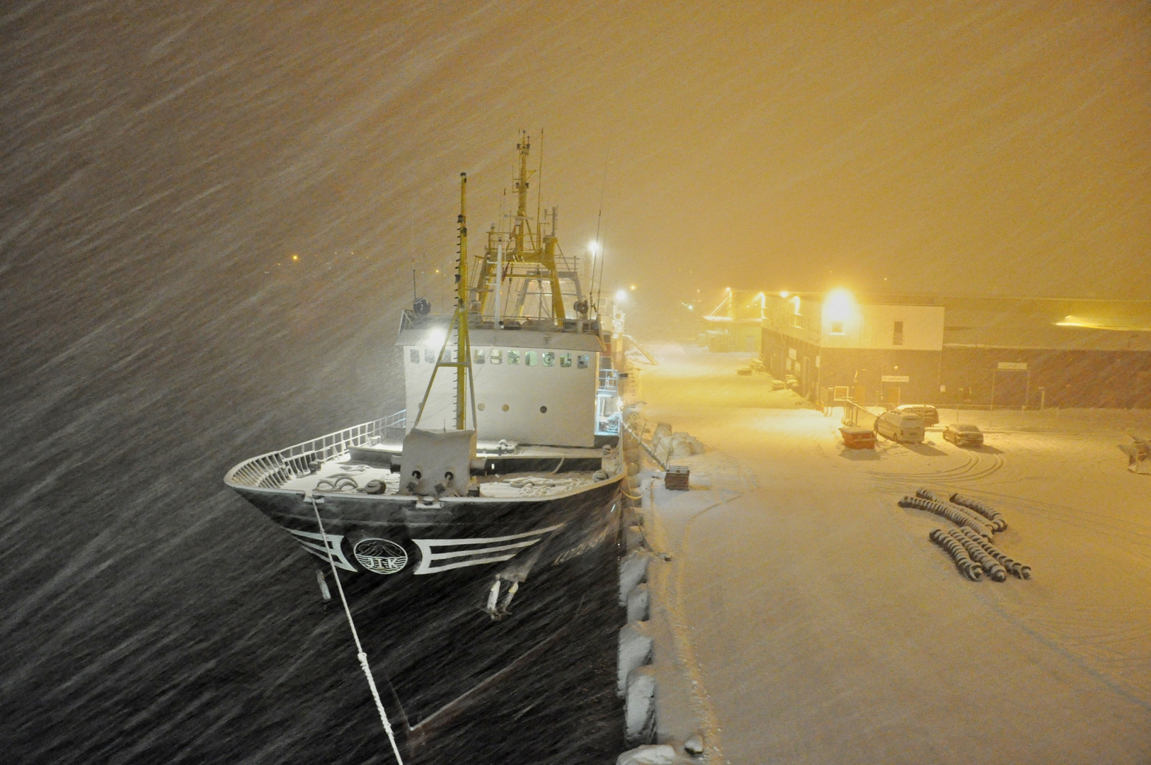 Schneetreiben im Hafen von Båtsfjord