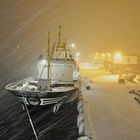 Schneetreiben im Hafen von Båtsfjord