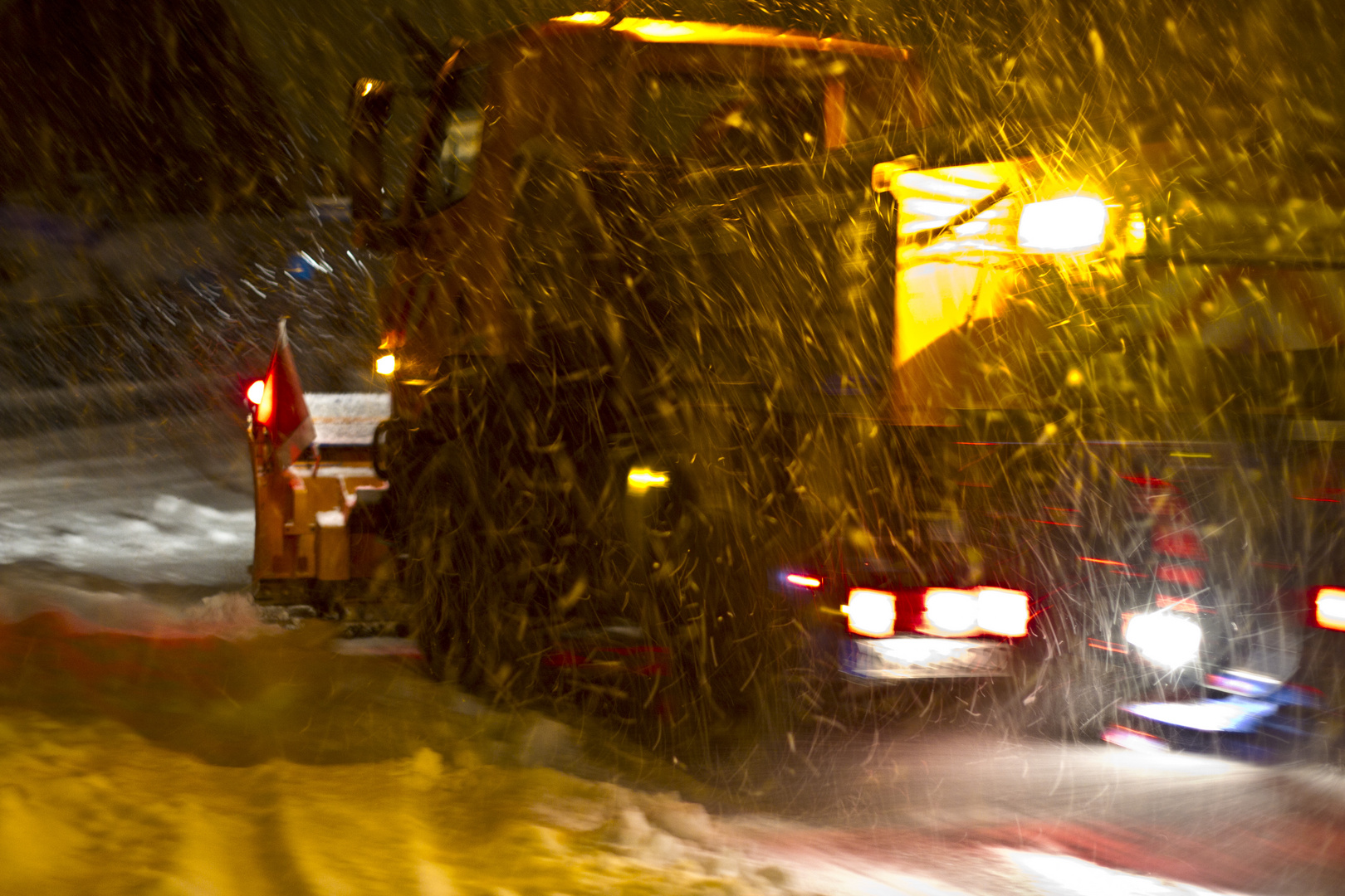 Schneetreiben im Licht des Räumdienstes