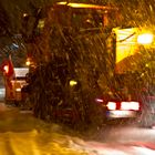 Schneetreiben im Licht des Räumdienstes