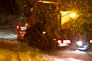 Schneetreiben im Licht des Räumdienstes von Hans Bechheim 