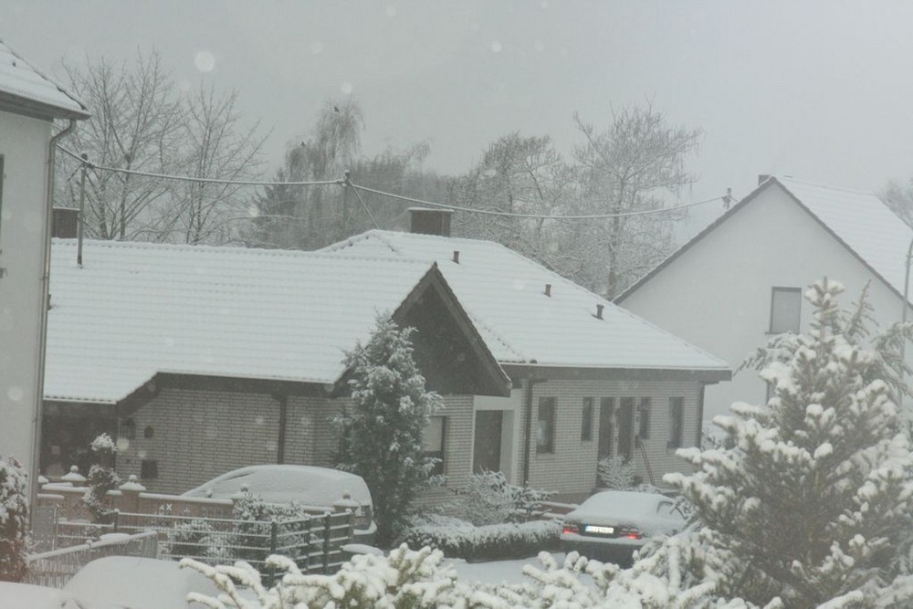 Schneetreiben im Saarland, eine Straße in Bous... Der Weg