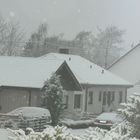 Schneetreiben im Saarland, eine Straße in Bous... Der Weg