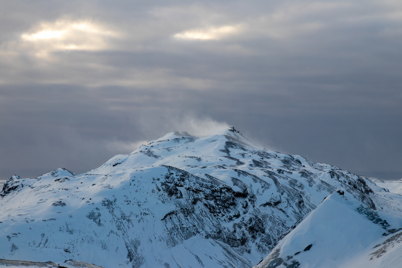 Schneeverwehung an einem Gipfel seitlich des Sólheimajökull 