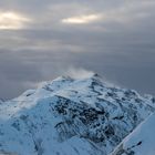 Schneeverwehung an einem Gipfel seitlich des Sólheimajökull 