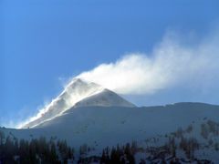 Schneeverwehung in den Bergen