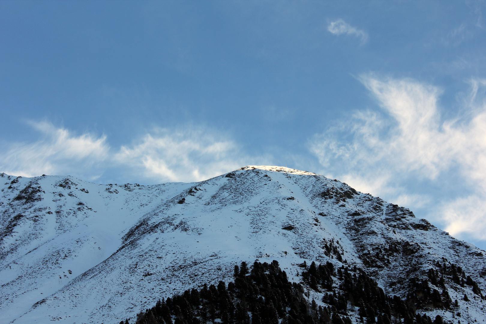 Schneeverwehungen um Gipfel