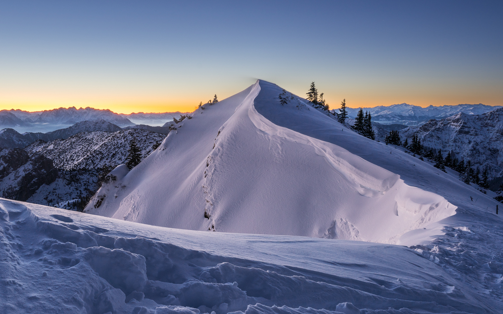 Schneewächte in der Blauen Stunde