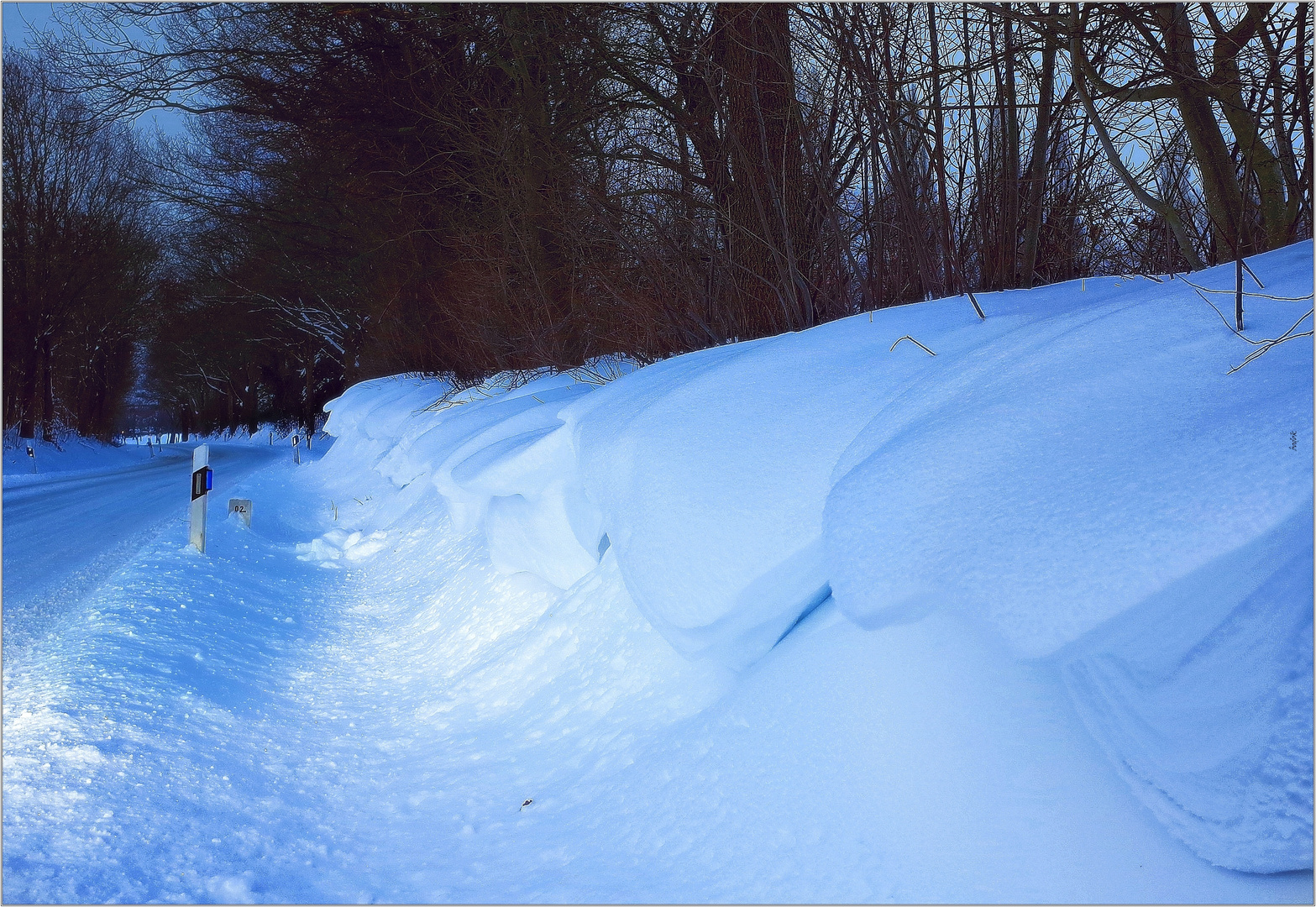 Schneewehen zur blauen Stunde