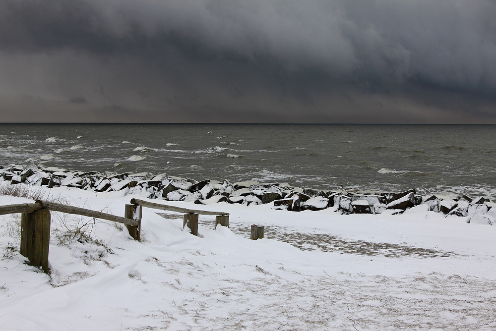 Schneewolken über dem Meer